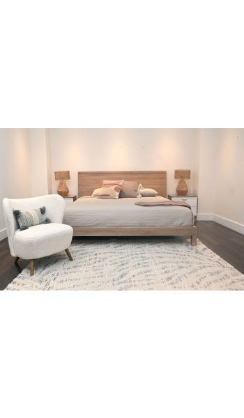 Cama Gardenia en tamaño king con dos mesas de noche