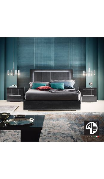 Cama Versilia en tamaño King con dos mesas de noche