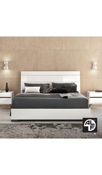 Cama Costa Blanca tamaño en queen con dos mesas de noche