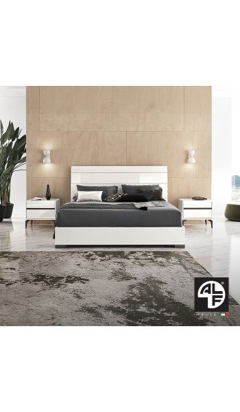 Cama Costa Blanca tamaño en king con dos mesas de noche