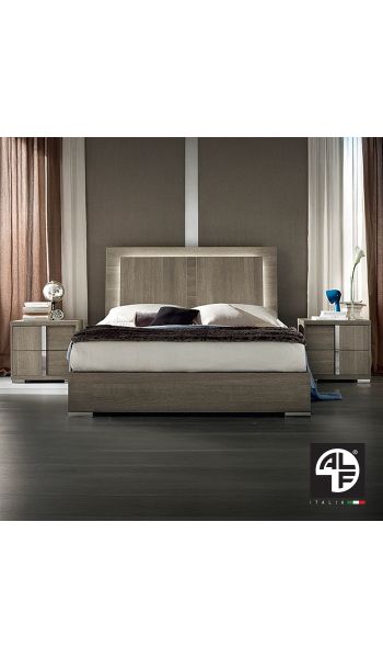 Cama Tivoli en tamaño Queen con dos mesas de noche