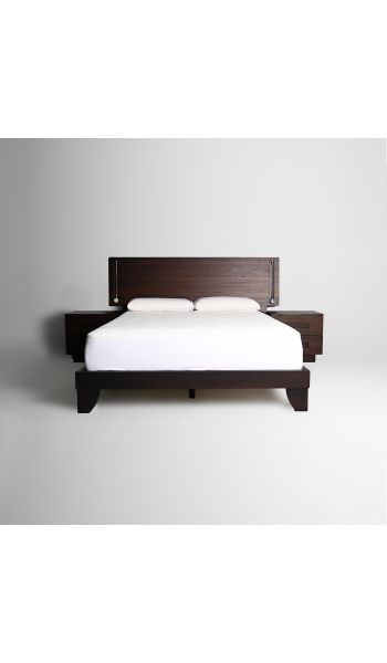 Cama Modena en tamaño Queen con 2 mesas de noche 