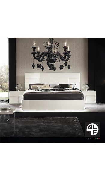 Cama Canova en tamaño King con dos mesas de noche