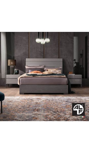 Cama Graphite en tamaño Queen con dos mesas de noche