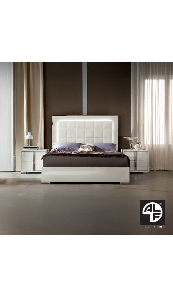 Cama Imperia en tamaño King con dos mesas de noche