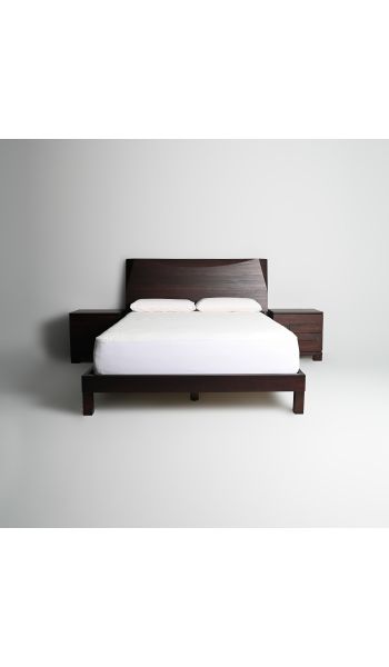 Cama Siena tamaño King con 2 mesas de noche 